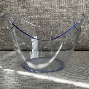 EUC clear acrylic ice bucket.